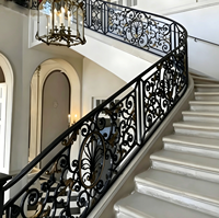 Balustrades en fonte et verre sur mesure pour escaliers et balcons, design moderne, installation facile, faible coût d'entretien