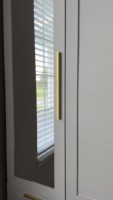 Grande armoire de chambre en bois blanc à 6 portes avec miroir, tringle de suspension et 4 tiroirs de rangement