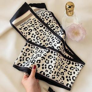 Écharpe en soie fine à imprimé monogramme <span class=keywords><strong>noir</strong></span> et blanc, inspirée des créateurs, foulard multi-usage en twill pour femme - Product Image 4