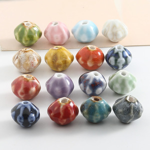 Cuentas de Cerámica Esmaltadas Irregulares Coloridas de 11*13mm, Cuentas de Porcelana con Forma Geométrica de Linterna para Hacer Collares y Pulseras - Product Image 1