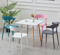 Meubles de café, table à manger ronde et 2 chaises en plastique, design minimaliste, moderne, à la mode, pour l'intérieur et l'extérieur