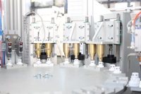 Machine d'assemblage de couvercles à ressort tubulaires pour comprimés effervescents en plastique avec dessiccant