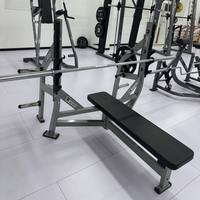 Banc plat olympique ROSEN Fitness pour la musculation des pectoraux en salle de sport commerciale