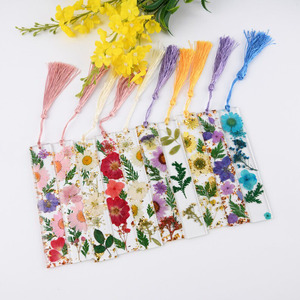 Marque-page en résine avec de vraies fleurs séchées pour les amoureux des livres, cadeau unique, marque-page floral pressé fait à la main avec pompon - Product Image 1