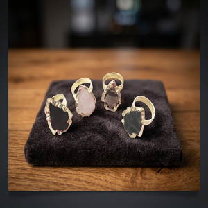 Anillo de Piedra de Cristal Chapado en Oro Hecho a Mano, Gema de Forma Libre, Piedra Semipreciosa Natural, Artesanía India, Forma de Punta de Flecha - Product Image 1