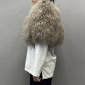 Cappotto invernale con Poncho di pelliccia di lusso personalizzato in vera pelliccia mongoliana da donna - Product Image 3