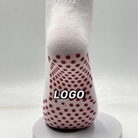 Chaussettes de sport antidérapantes en coton 100% de haute qualité OEM, chaussettes de yoga et de Pilates personnalisées avec logo brodé pour femmes