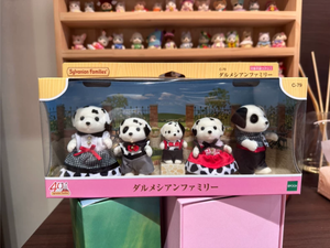 Calico Critters <span class=keywords><strong>Sylvanian</strong></span> Families Pack <span class=keywords><strong>Famille</strong></span> de Chiens Dalmatiens, Adorables Figurines d'Animaux Floqués, Jouets de Collection pour Jeu d'Imitation, Cadeau pour Enfants - Product Image 6