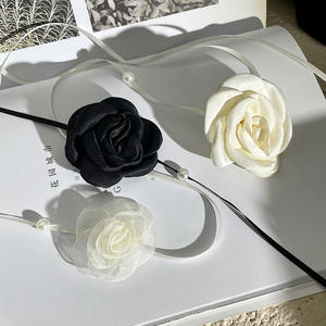 Collier ras du cou fleuri avec perle d'eau douce, style vintage pour femme, à porter au quotidien - Product Image 1