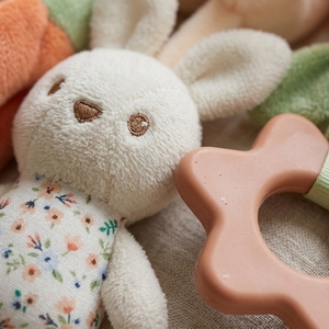 Jouet en spirale pour berceau de bébé suspendu en polaire douce écologique avec peluche lapin et anneau de dentition pour poussette et siège d'auto Mobiles d'activité - Product Image 3