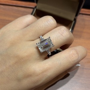 Anello con Diamante Sintetico Taglio Smeraldo IGI 3ct 5ct 9ct 10ct, Anello di Fidanzamento e Matrimonio di Lusso a Tre Pietre in <span class=keywords><strong>Oro</strong></span> 14k 18K per Donne - Product Image 2