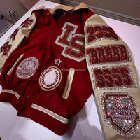 Chaqueta universitaria personalizada estilo Letterman, ropa urbana con pedrería, cristales, bordados, parches de chenilla y mangas de cuero. Venta al por mayor.
