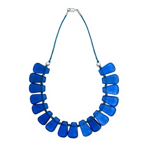 Collar de Resina Azul de Primera Calidad, Diseño Irregular, Hecho a Mano, con Acentos de Perlas Naturales, Joyería Multicolor para Mujer - Product Image 1