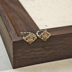 Pendientes de Oro de 14K con Encaje de Ventana de Invierno de Lujo Ligero, Pendientes Grabados Sin Colgante - Product Image 3