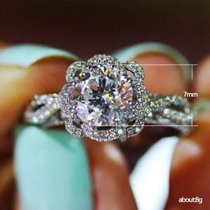 Anello di Fidanzamento F899 per Donna in Oro Bianco con Diamante Taglio Brillante Rotondo Colore D Naturale Design Halo - Product Image 5