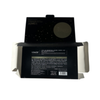 Boîte d'emballage cadeau de luxe en carton rigide noir mat avec logo personnalisé, couvercle à rabat, plateau intérieur et gaufrage pour cosmétiques