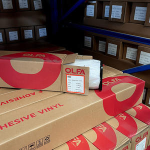 Rouleau d'autocollants en <span class=keywords><strong>vinyle</strong></span> auto-adhésif de couleur normale, vente en gros, 120g, 80mic venil adapté aux ateliers d'impression - Product Image 1