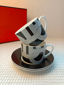Ensemble de luxe 2 tasses et soucoupes en céramique noir et blanc, design Runway, idéal pour le thé de l'après-midi pour 2 personnes, parfait pour les cadeaux promotionnels - Product Image 4