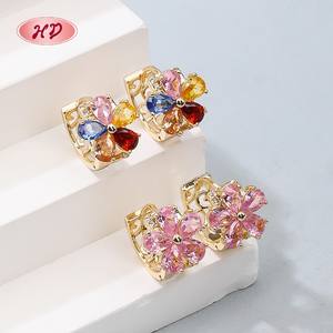 Hengdian 18K Vergulde Bloem Huggie Hoepel Accessoires Vrouwen Mode Sieraden Oorbellen Vintage Zirkonia Groothandel - Product Image 4