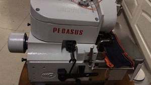 Máquina <span class=keywords><strong>de</strong></span> <span class=keywords><strong>Coser</strong></span> <span class=keywords><strong>Overlock</strong></span> <span class=keywords><strong>de</strong></span> Alta Velocidad <span class=keywords><strong>Tipo</strong></span> Pegasus M700 <span class=keywords><strong>de</strong></span> Cuatro Hilos para Camisetas - Product Image 3