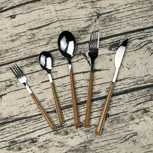 Ensemble de couverts en bois avec couteau, fourchette et cuillère à manche en bois, en acier inoxydable argenté pour restaurants - Product Image 2