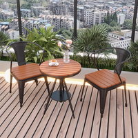 Ensemble de table et de chaises de salle à manger d'extérieur en bois et en métal moderne pour hôtel, cour, balcon et café