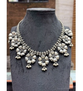 Collier élégant en argent pour femmes, design tendance pour mariage, rehausse les tenues de tous les jours avec un attrait intemporel - Product Image 1