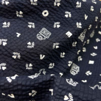 Tissu en coton seersucker bleu marine imprimé motif cassette et lettres LOVE, 80 GSM, 80S, léger, en stock, vente en gros pour chemises et robes
