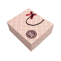 Emballage cosmétique de bijoux avec logo personnalisé sac de transport sacs cadeaux de luxe pliables pour petites entreprises avec poignée en arc