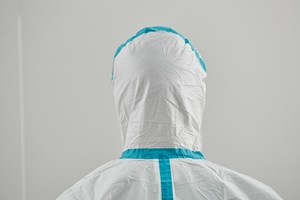 Macacões Descartáveis Junlong para Sala Limpa, Microporosos, Respiráveis, Impermeáveis, Antiestáticos, Costuras Reforçadas para Uso Biológico - Product Image 5
