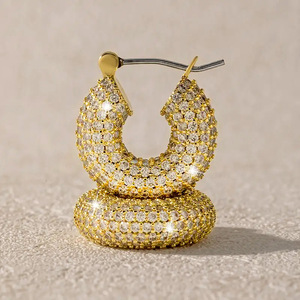 Orecchini a Cerchio a Forma di U con Zirconi Brillanti per Donne, Gioielli Eleganti e Minimalisti di Alta Moda - Product Image 1