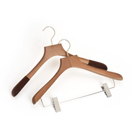 Cintres en bois de noyer de qualité supérieure, personnalisables avec logo, écologiques, avec revêtement floqué, larges épaules/clip, pour magasins de vêtements et armoires