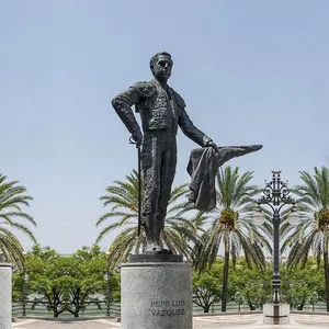 Gran Estatua de Bronce de Matador Español, Escultura de Toro para Decoración de Jardín - Product Image 1