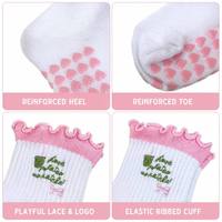 Chaussettes de yoga et de Pilates à volants mignonnes en gros, chaussettes de sport respirantes en coton brodé avec grip en silicone en forme de cœur pour femmes