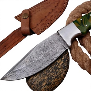 Cuchillo de camping hecho a mano de acero de Damasco con mango de resina verde, hoja de espiga completa, funda de cuero, para uso en exteriores, a la venta en línea. - Product Image 1