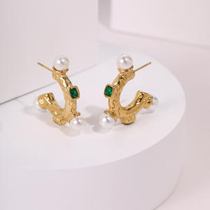 Boucles d'oreilles créoles en or vintage avec perle émeraude texturée C-cerceau Design bijoux élégants pour les occasions spéciales - Product Image 4
