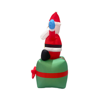 Père Noël gonflable de 6 pieds assis sur une boîte cadeau avec une canne en sucre pour la décoration de jardin, de cour ou de fête en extérieur