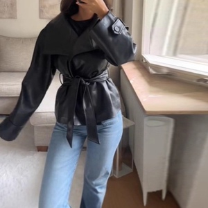 เสื้อคลุมหนัง PU แฟชั่นผู้หญิง คอปก ติดกระดุมสองแถว ความยาวสั้น ผูกโบว์ด้านหน้า - Product Image 3