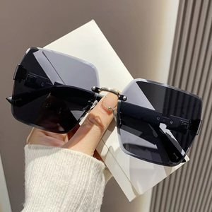 Gafas de Sol de Conducción de Alta Gama para Mujer, Modernas y a la Moda con Protección UV400, Nuevo Diseño sin Montura con Gradiente de Doble Color - Product Image 3