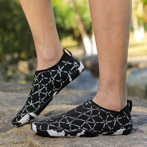 Chaussures aquatiques antidérapantes à bout carré en tissu pour femmes, hommes et enfants, idéales pour la marche, la natation et les sports d'été en extérieur - Product Image 1