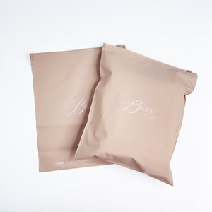 Sacs à fermeture éclair taupe double face personnalisés avec impression de logo blanc - Sacs d'emballage en polyéthylène de marque pour vêtements et vêtements - Product Image 1