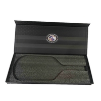 Boîte cadeau de luxe personnalisée pour raquette de padel, en carton rigide gris, avec finition mate magnétique, gaufrage et éponge, similaire à l'Icone.