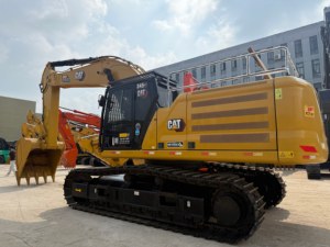 Excavatrice sur chenilles CAT 345GC d'occasion, cabine large et transparente, utilisation sécurisée pour le creusement de grands fossés et le tri des roches. - Product Image 2