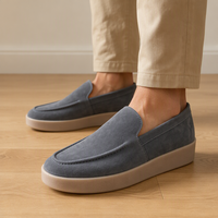 Mocassins en daim bleu gris clair de qualité supérieure pour hommes avec semelle en caoutchouc confortable, parfaits pour les trajets quotidiens et les tenues décontractées