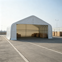 Tente d'entrepôt robuste à colonnes libres et à longue portée avec porte coulissante à rouleaux pour le stationnement de camions, semi-remorques et autocars