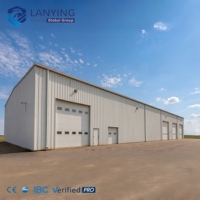 Entrepôt en structure métallique préfabriquée avec installation rapide pour les besoins de stockage, d'usine et de distribution