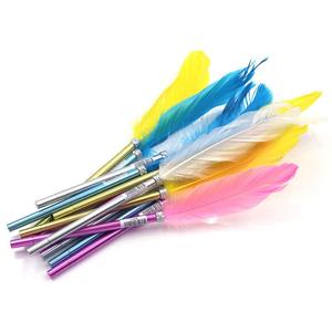Vente en gros stylo à bille <span class=keywords><strong>plume</strong></span> <span class=keywords><strong>calligraphie</strong></span> naturelle teinte <span class=keywords><strong>plume</strong></span> pour écrire Signature cadeau mariage douche nuptiale fête approvisionnement - Product Image 1