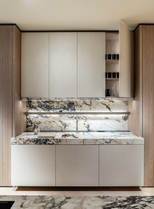 Gabinete de Cocina Moderno de Roble con Encimera de Mármol y Diseño de Isla Integrada - Product Image 5