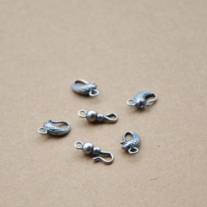 Colgante con forma de anzuelo de carpa, 11x15mm, estilo vintage, accesorio de joyería de metal para hacer collares, formas mixtas Z115 - Product Image 2