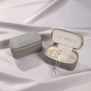 กล่องเก็บเครื่องประดับแบบพกพาขนาดเล็กทรงสี่เหลี่ยมพิมพ์โลโก้ EleQeen  วัสดุหนังกำมะหยี่  สำหรับใส่ต่างหู แหวน  พร้อมซิป  ดีไซน์ทันสมัย เหมาะสำหรับการเดินทาง - Product Image 2